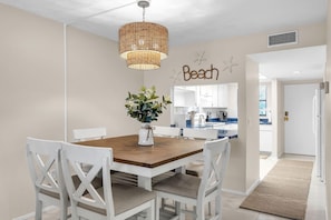 Condo, varias camas (Bayshore Yacht & Tennis 211 - Premier) | Restaurantes