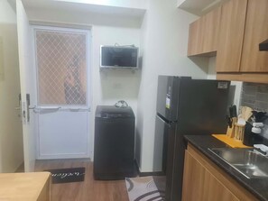 Microwave, stovetop - Serēva Stay | Near Araneta City Cubao (Quezon City)