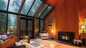 Ein modernes Interieur mit Kamin, Holzboden und Glasdecke.