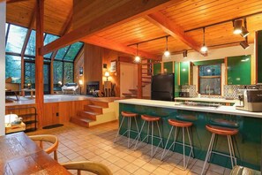 Wasserkocher mit Kaffee-/Teezubehör, Kühlschrank, Mikrowelle, Ofen