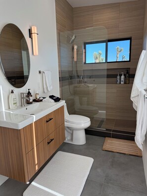 Shower, hair dryer, towels, soap - Luxe Joshua Tree Escape - Pool & Spa, Near JT Nat'l Park, Honeymoon (Joshua Tree)