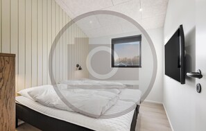 4 bedrooms, travel cot, free WiFi - Amazing home in Hemmet with sauna (Hemmet)