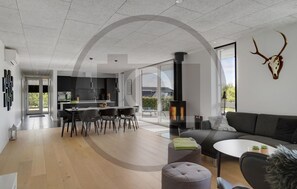 Smart TV - Stunning home in Hemmet with sauna (Hemmet)