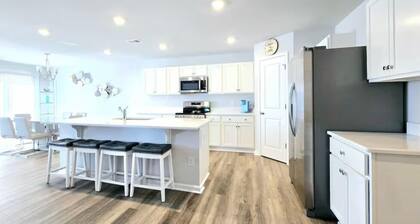 Charming new 3-bedroom house in Southport with lake view