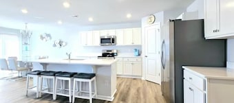 Charming new 3-bedroom house in Southport with lake view
