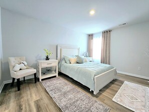 Room - Charming new 3-bedroom house in Southport with lake view (Boiling Spring Lakes)