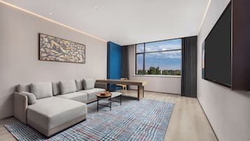 Suite – deluxe, byutsikt | Skrivebord, skrivebord for bærbar PC, lydisolert og strykejern/-brett