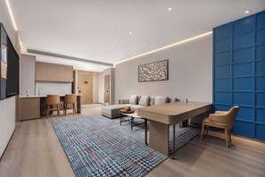 Deluxe Suite, City View