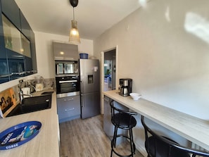 Fridge, microwave, oven, dishwasher - 4 sleeps, WIFI, A/C, See view, all on foot (ST MANDRIER SUR MER)