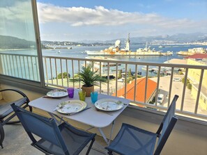Dining - 4 sleeps, WIFI, A/C, See view, all on foot (ST MANDRIER SUR MER)