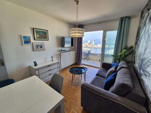 Living area - 4 sleeps, WIFI, A/C, See view, all on foot (ST MANDRIER SUR MER)