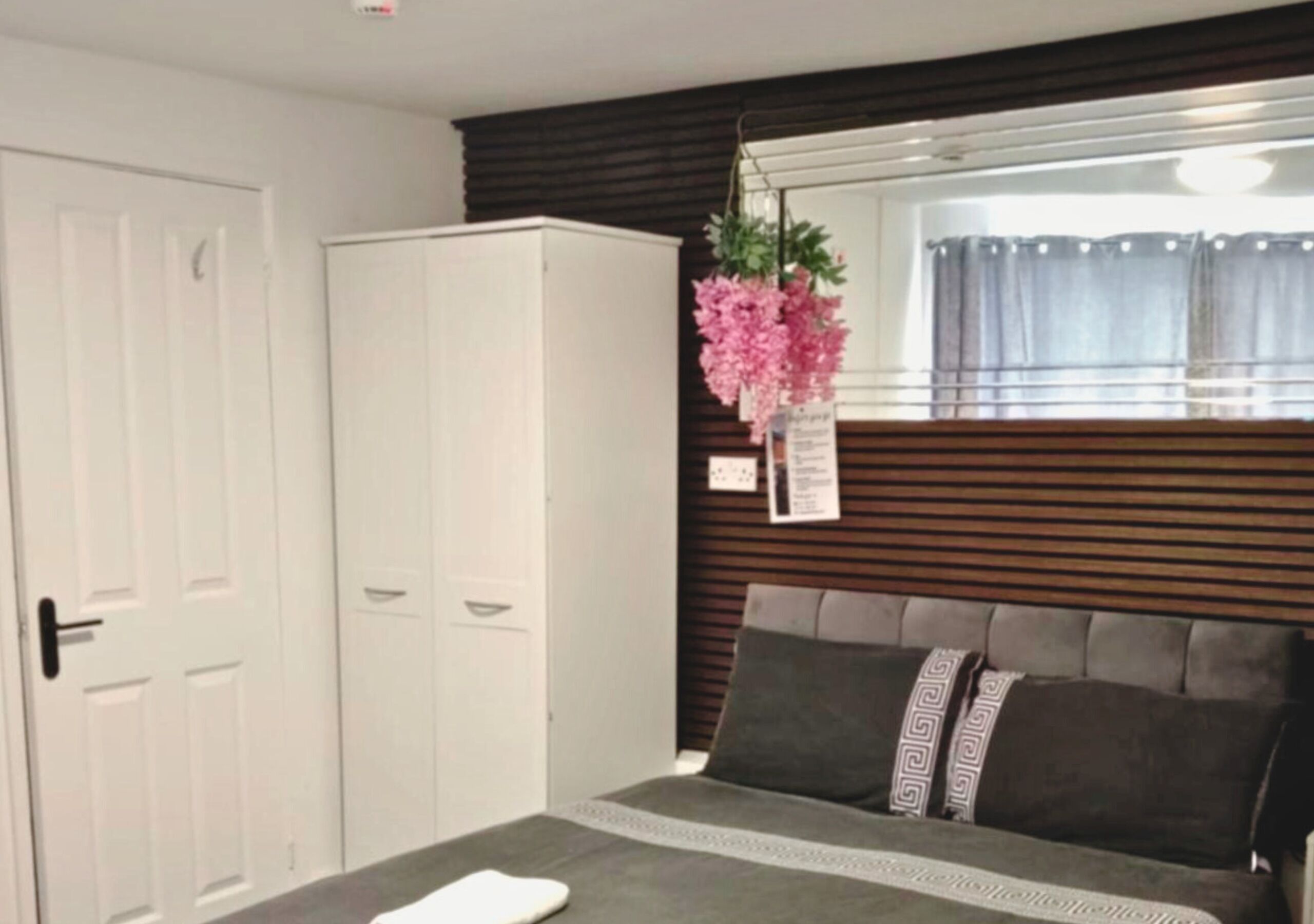 Habitación doble, baño privado, vistas al jardín | Tabla de planchar con plancha