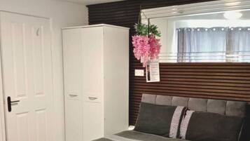 Habitación doble, baño privado, vistas al jardín | Tabla de planchar con plancha