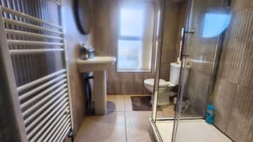 Habitación familiar, baño privado, vista al jardín | Baño