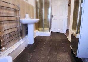 Quadruple Room, Private Bathroom, Garden View | Bathroom - Kop View Rooms near Anfield (Liverpool)