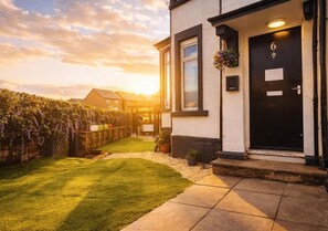 A two-story house with a black door marked with the number 6. - Kop View Rooms near Anfield (Liverpool)