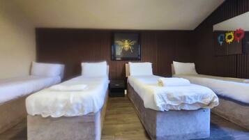 Habitación cuádruple, baño privado, vista al jardín | Spa