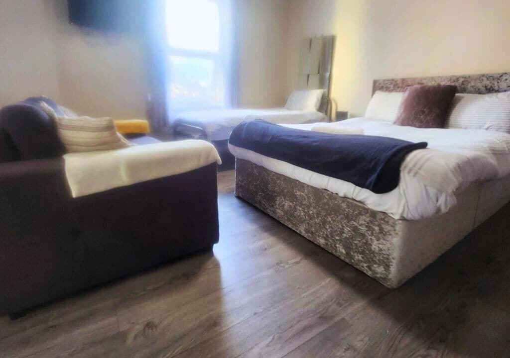 Habitación triple, baño privado, vista al jardín