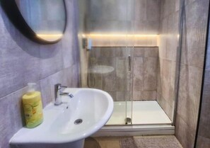 Deluxe Room, Private Bathroom, Garden View | Bathroom - Kop View Rooms near Anfield (Liverpool)