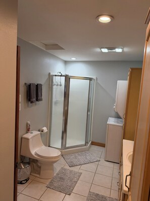 Shower, hair dryer, towels, soap - The Lupine Loft – Peaceful Mountain Getaway Near Eagle River (Anchorage)