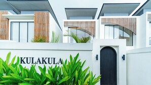 Unclassified image, 3 of 31, button - 1BR Private Pool Villa in Batu Bolong • Walk to Cafés (Badung)