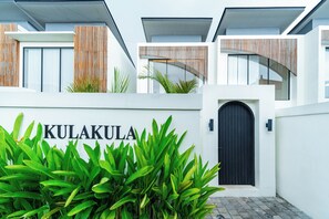 Exterior detail - 1BR Private Pool Villa in Batu Bolong • Walk to Cafés (Badung)