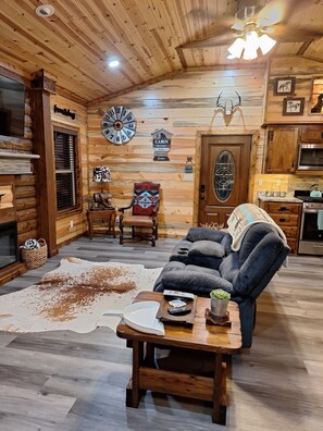 TV, fireplace - Harmony, Perfect 1-bedroom cabin with AC in adorable Ringold (Ringold)