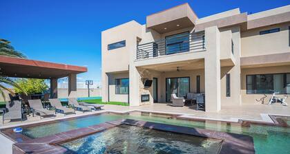 Phenomenal 6-bedroom villa with infinity pool in vibrant Las Vegas