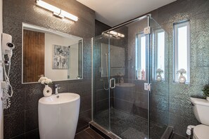 Douche, séchoir à cheveux, serviettes fournies, savon