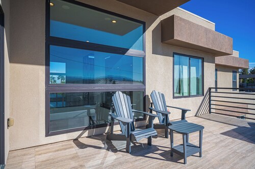 Phenomenal 6-bedroom villa with infinity pool in vibrant Las Vegas