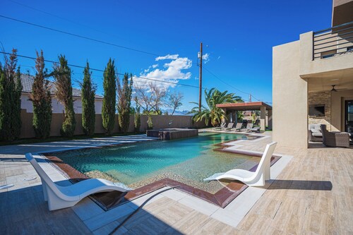 Phenomenal 6-bedroom villa with infinity pool in vibrant Las Vegas