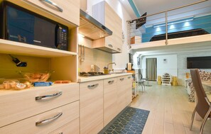 Fridge, microwave, stovetop, cookware/dishes/utensils - 1 bedroom awesome home in Partinico (Partinico)