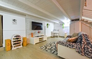 TV - 1 bedroom awesome home in Partinico (Partinico)