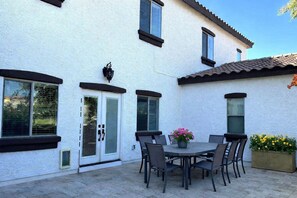 Outdoor dining - Sleeps 8 Or More 4-Bed 3-Bath Two Story Tuscany in the Desert Spacious House (Gilbert)