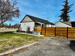 Exterior - Comfortable 4-bedroom house in a peaceful neighborhood with Backyard Patio (Millwood)