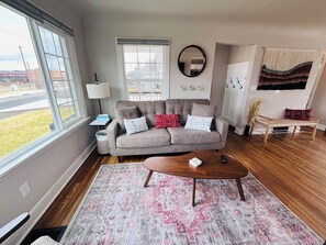 Living area - Comfortable 4-bedroom house in a peaceful neighborhood with Backyard Patio (Millwood)