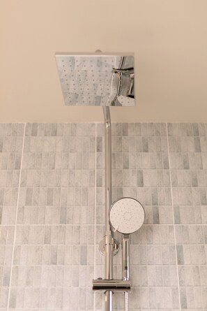 Dusche, Haartrockner, Handtücher, Seife