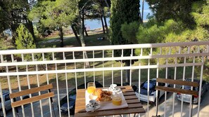 Outdoor dining - Holiday apartment near the beach with air conditioning (Novigrad)