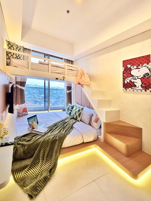Apartamento, 3 habitaciones, vistas a la ciudad | Escritorio, tabla de planchar con plancha, wifi gratis
