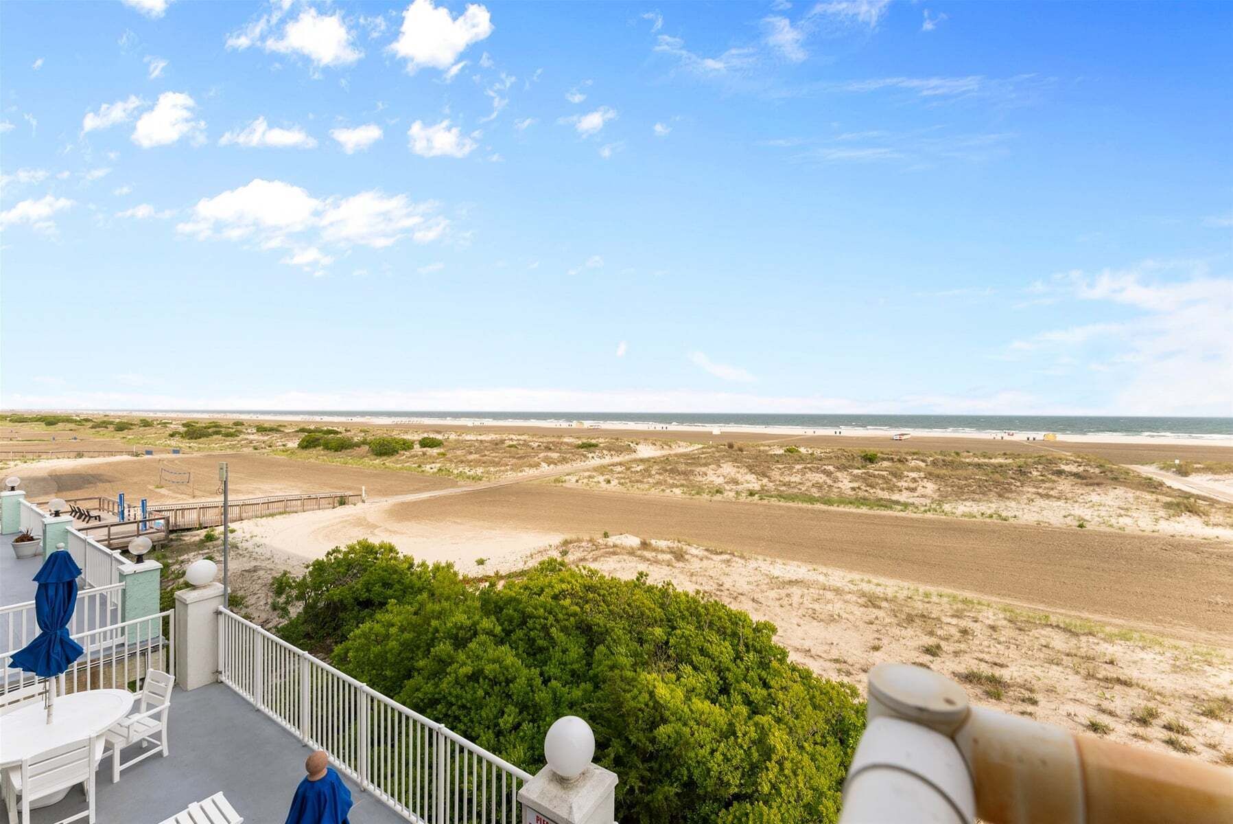 Un balcone con vista sulla spiaggia e sulle dune.