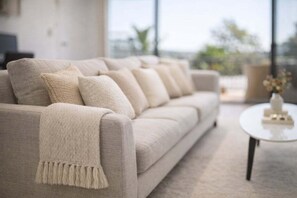 Living area - Kelvin Grove Stay w/ Mountain Views Pool & Parking (Brisbane)