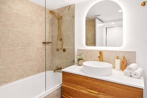Shower - Kelvin Grove Stay w/ Mountain Views Pool & Parking (Brisbane)