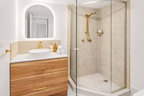 Shower - Kelvin Grove Stay w/ Mountain Views Pool & Parking (Brisbane)