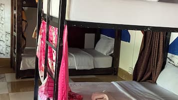 Gemeinsamer Basic-Schlafsaal, Veranda, Flussblick