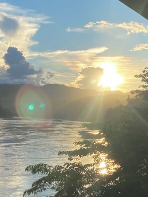 Dormitorio compartido básico, lanai, vistas al río | Miscelánea