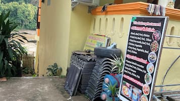 Asrama Umum Basic, beranda, pemandangan sungai | Detail eksterior