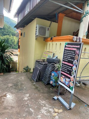 Dormitorio compartido básico, lanai, vistas al río | Detalle del exterior