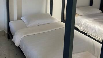 Felles sovesal – basic, lanai, elveutsikt