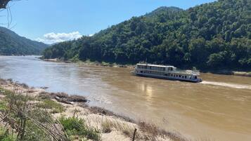 Felles sovesal – basic, lanai, elveutsikt | Diverse