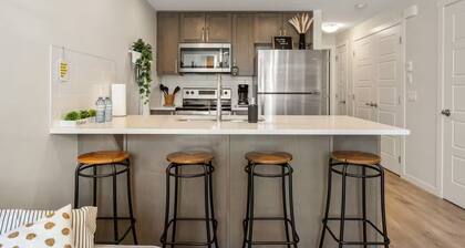 Cozy King Suite with AC & Free Banff Park Pass